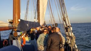 Personnes échangeant à bord d’un voilier
