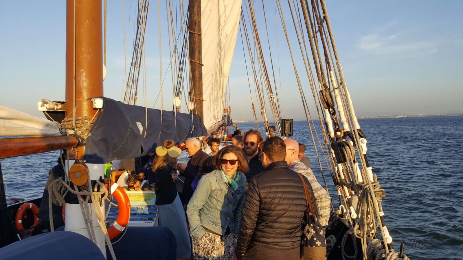 Personnes échangeant à bord d’un voilier