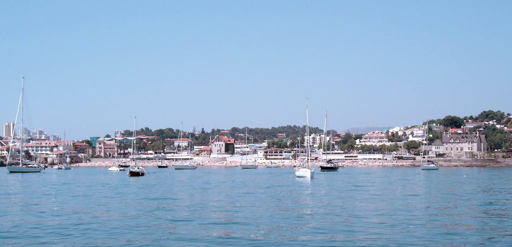 Barcos amarrados en la bahía de Cascais