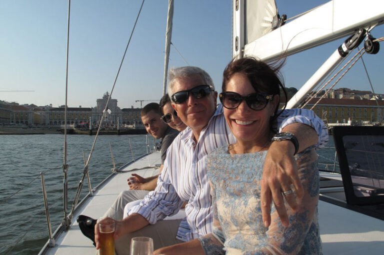 L’ambassadeur Robert Sherman et son épouse Kim Sawyer lors d’une balade en voilier