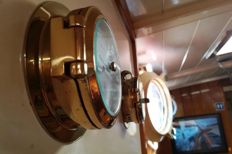 Detalhe dos instrumentos num veleiro clássico