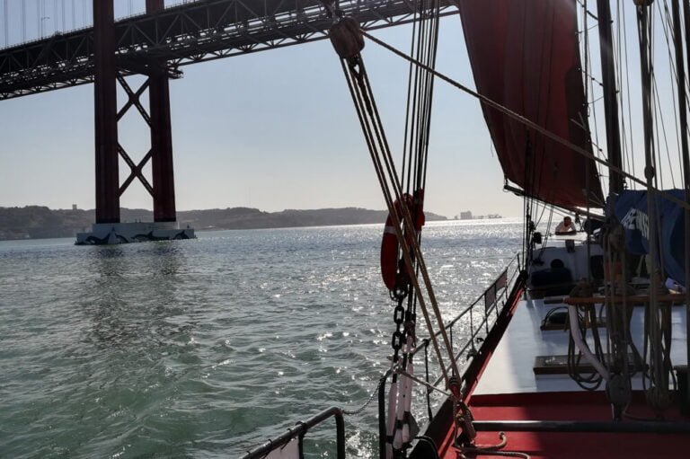 Veleiro a passar por baixo da Ponte sobre o Tejo