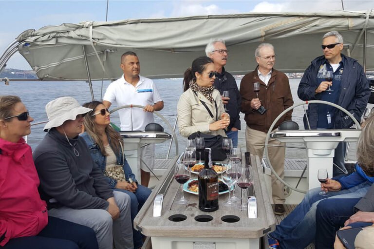 Guia turística a apresentar Lisboa durante um passeio de barco