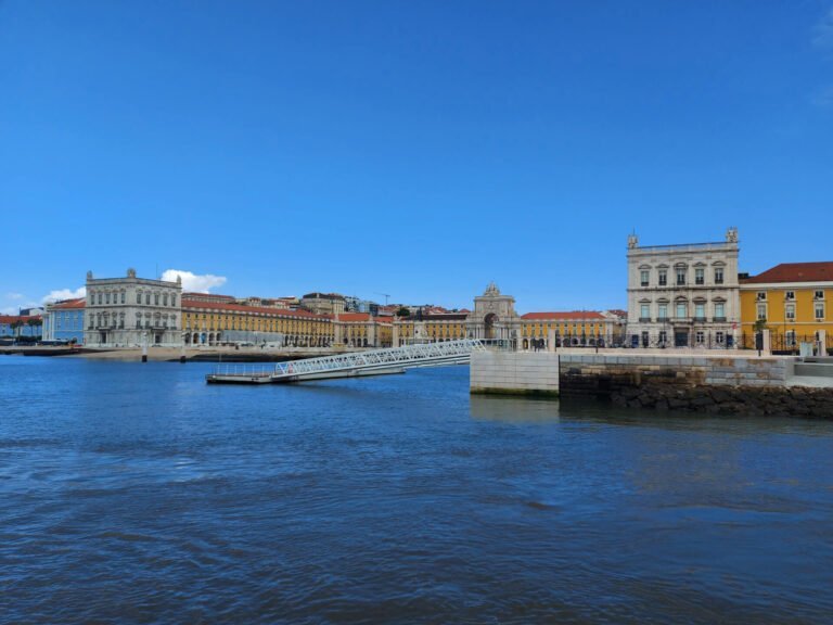 Praça do Comércio vue depuis la gare fluviale Sul e Sueste