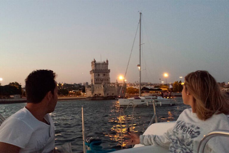Observando a Torre de Belém