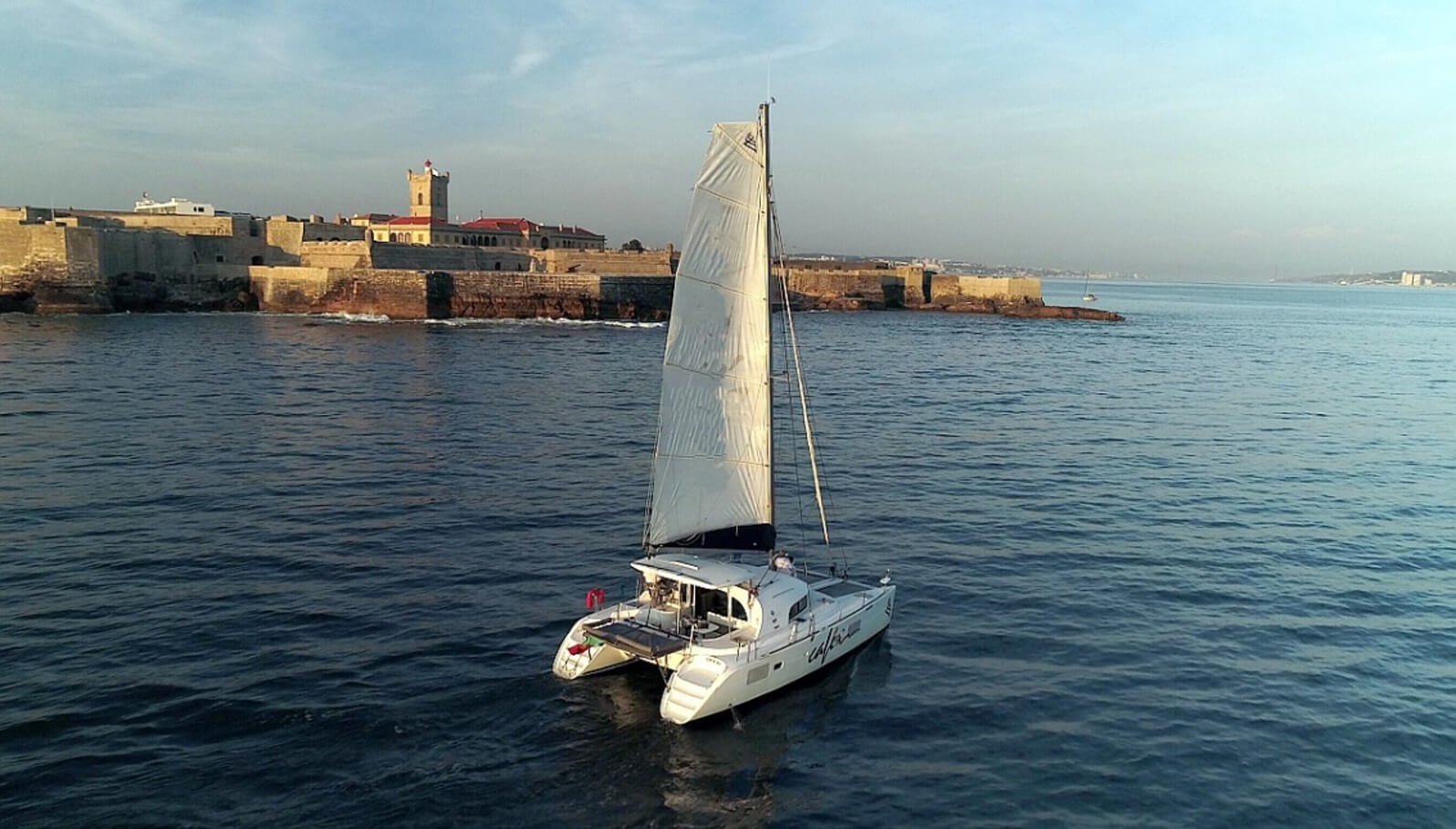 Catamaran avec vue sur le fort de São Julião da Barra, lors de la promenade sur le fleuve