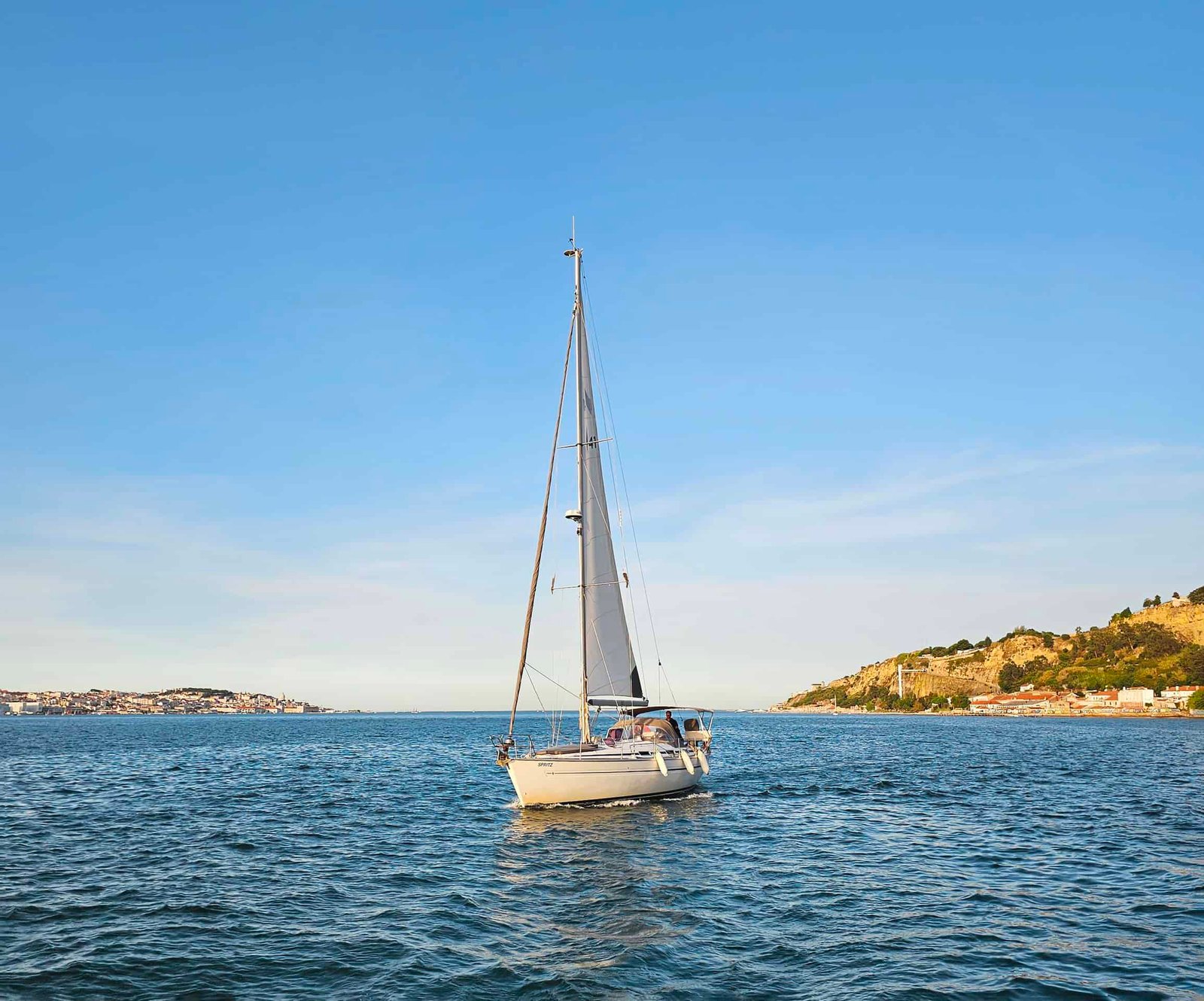 Voilier « Spritz » naviguant vers le soleil