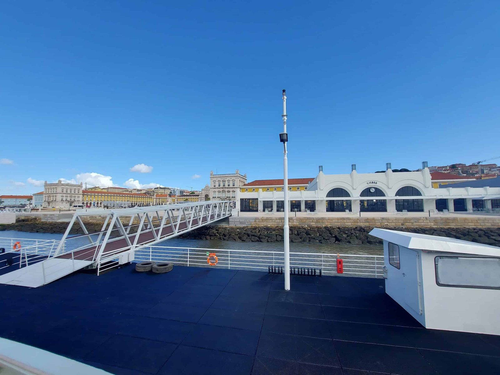 Vue frontale du bâtiment de la gare maritime Sul e Sueste