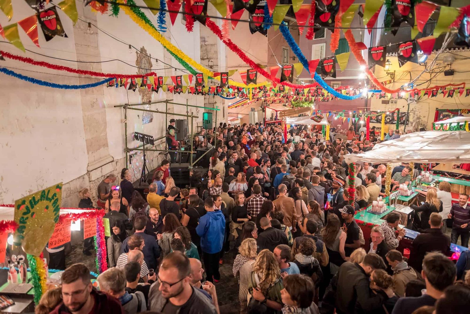 Convivialité lors des Saints Populaires à Lisbonne