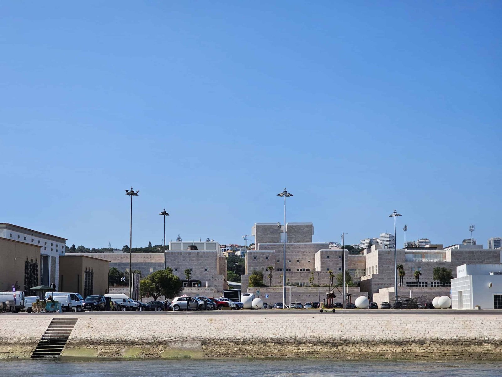 Le CCB vu du Tage, lors d’une balade en bateau à Lisbonne