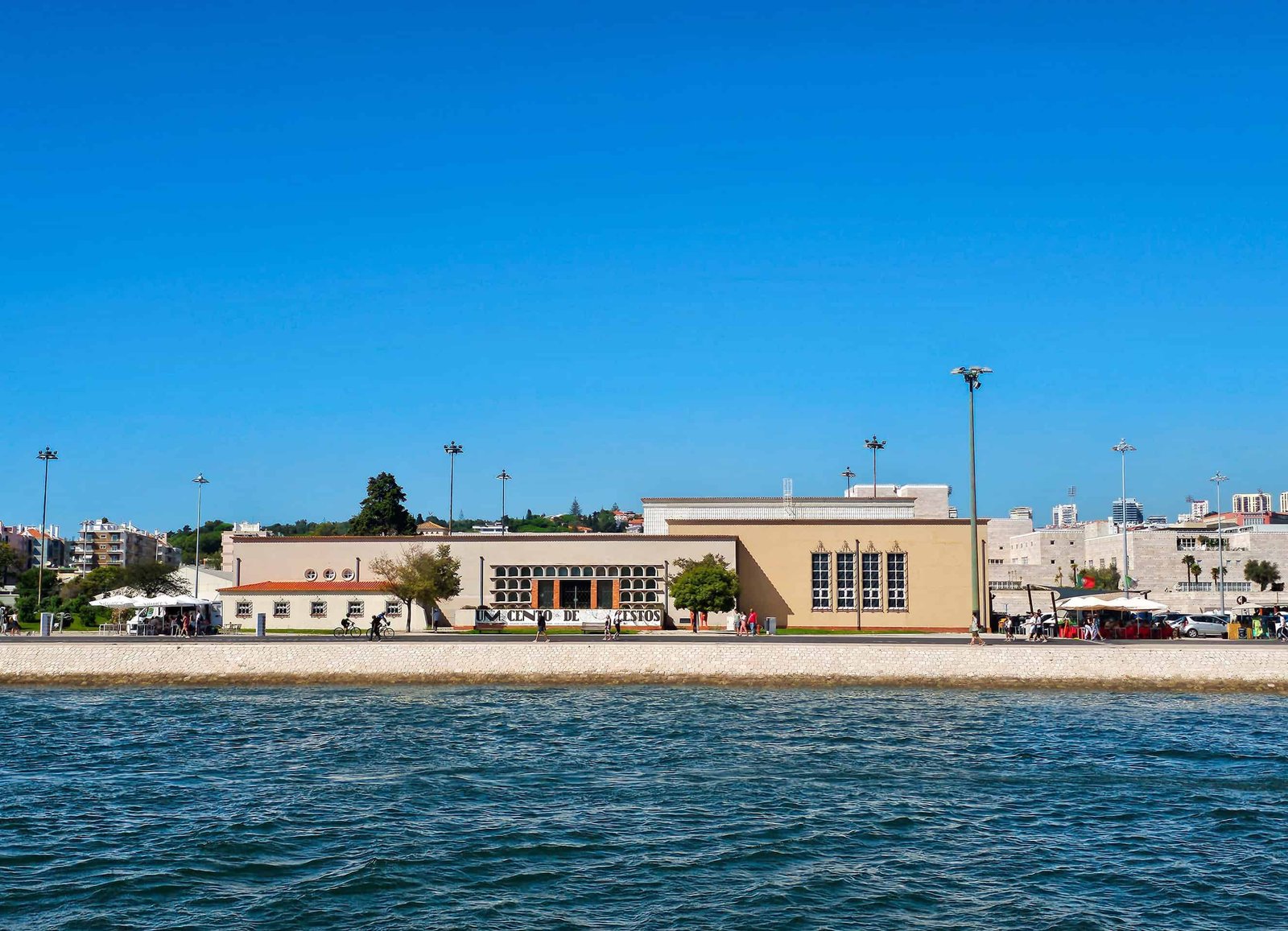 Musée d'Art Populaire vu depuis le Tage, lors d'une promenade en bateau