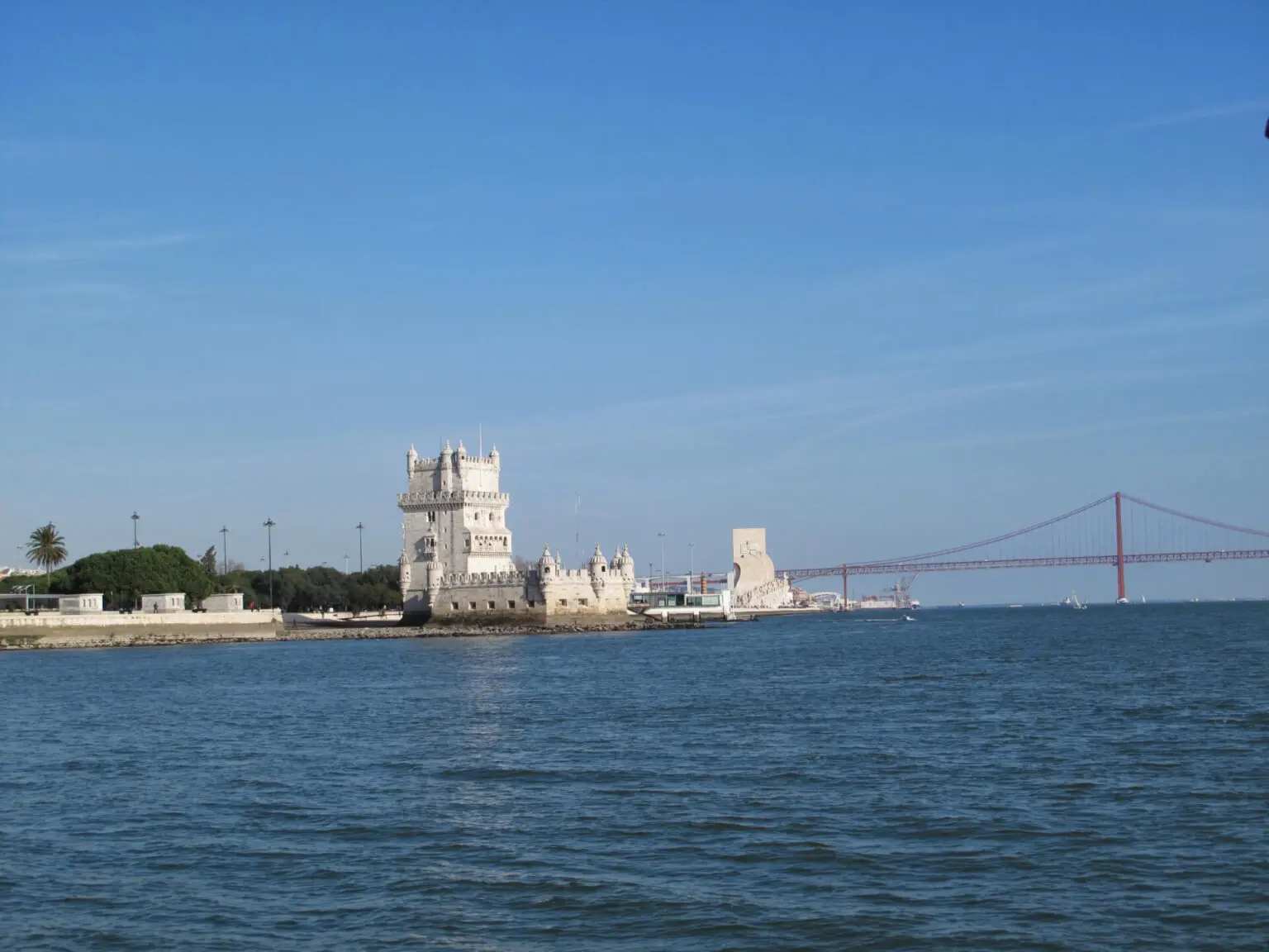 Tour de Belém, Padrão dos Descobrimentos et Pont sur le Tage