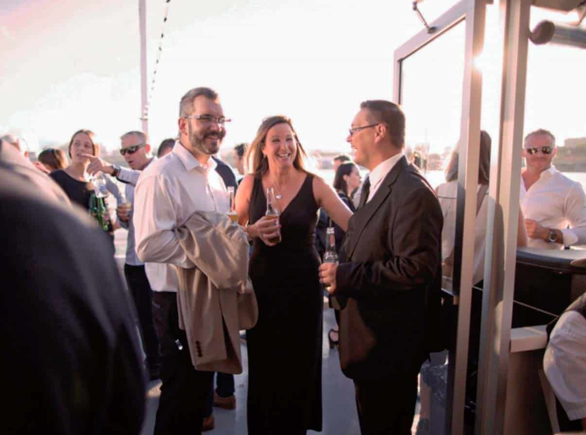 Convivialité entre collègues de travail, pendant une sortie en bateau. Événement d'entreprise.