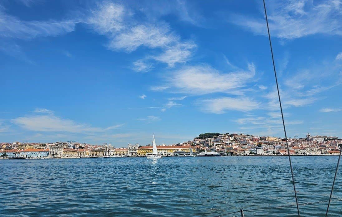 Vue depuis le Tage sur la ville de Lisbonne, pendant une expérience nautique