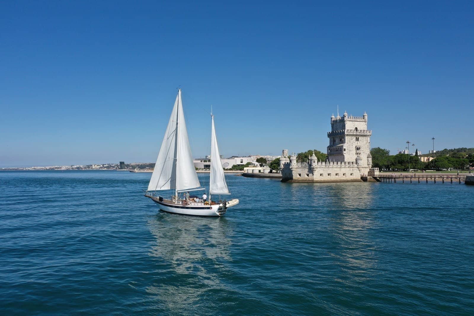 Voilier de 47 pieds naviguant sur le Tage lors d’une magnifique journée ensoleillée