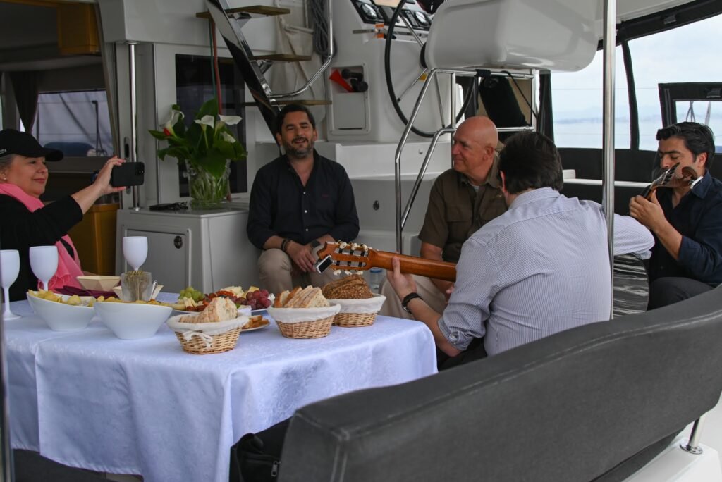 O ambiente íntimo e a música ao vivo tornam o evento perfeito para apreciadores da tradição portuguesa e do turismo náutico.