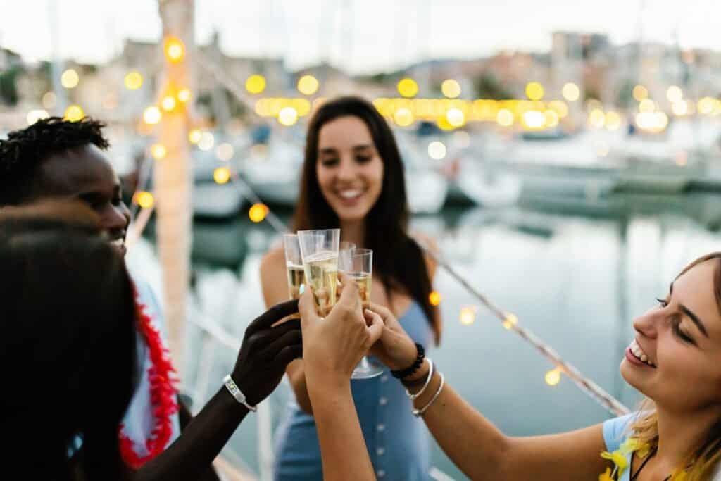 Brinde após uma prova de vinhos a bordo. Conceito de amizade e celebração. Foco nos copos