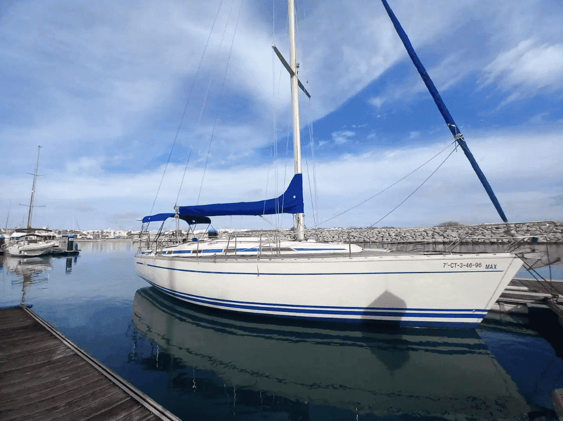 Voilier classique amarré au quai