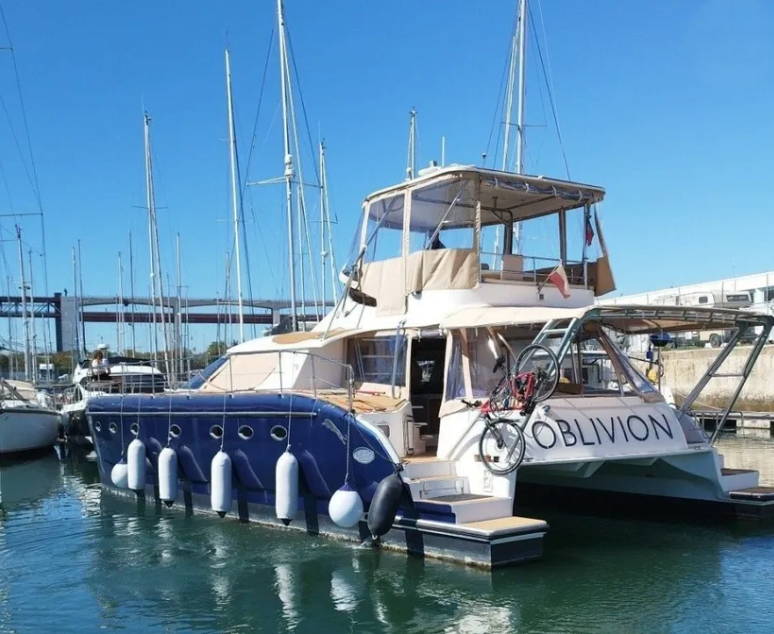 Catamarã atracado na Doca