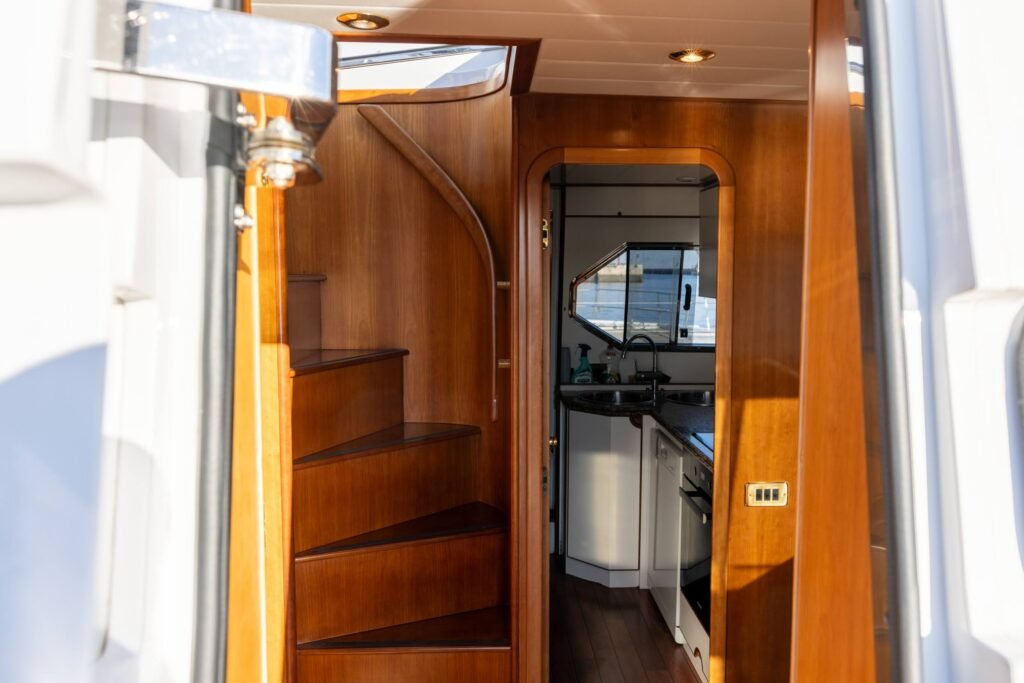 Escadas para o flybridge