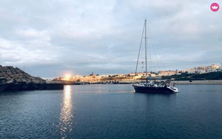 Balaya a navegar nas águas tranquilas do rio Tejo ao o Pôr-do-sol