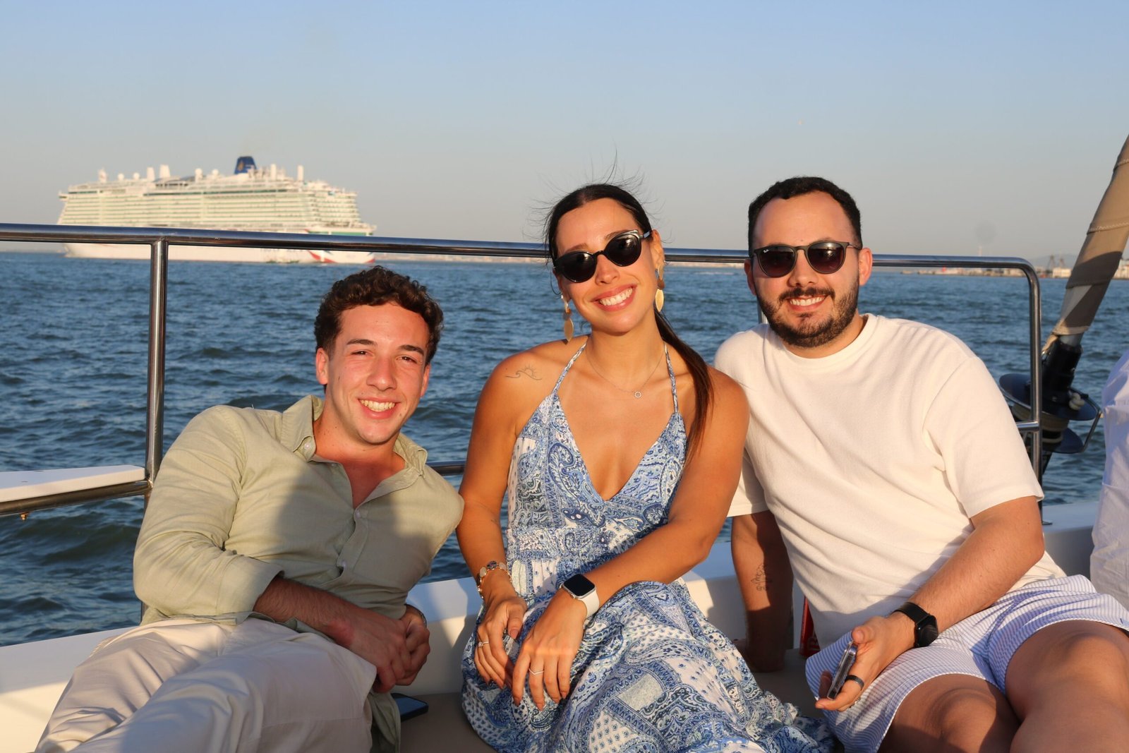 Trois concierges d'hôtels de luxe profitent d'un moment de détente à bord, lors de l'événement exclusif de Lisbon Sight Sailing sur le Tage