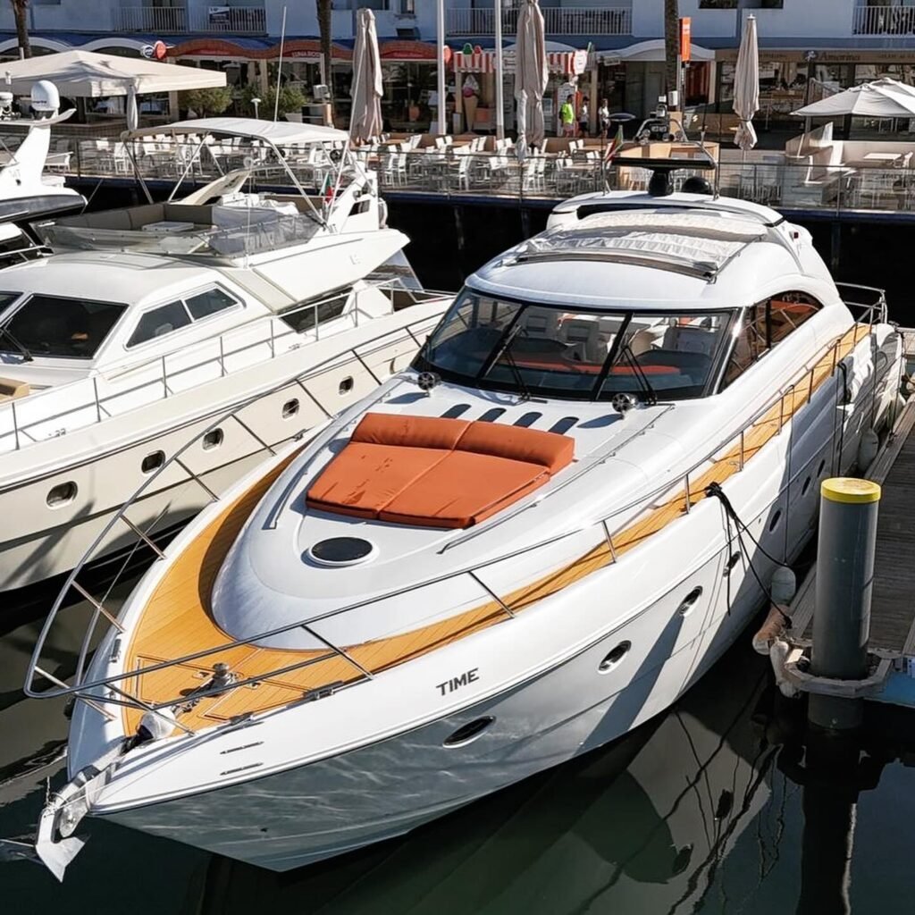 Barco atracado na marina de Vilamoura