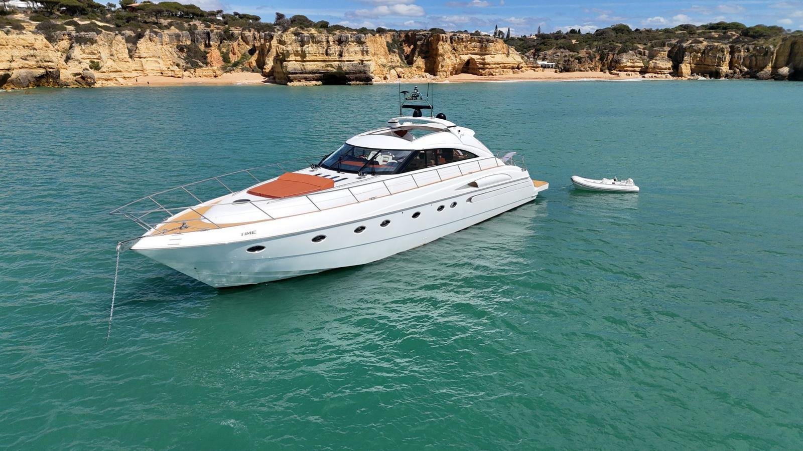 Vue d’ensemble du bateau et de son bateau d’assistance en Algarve