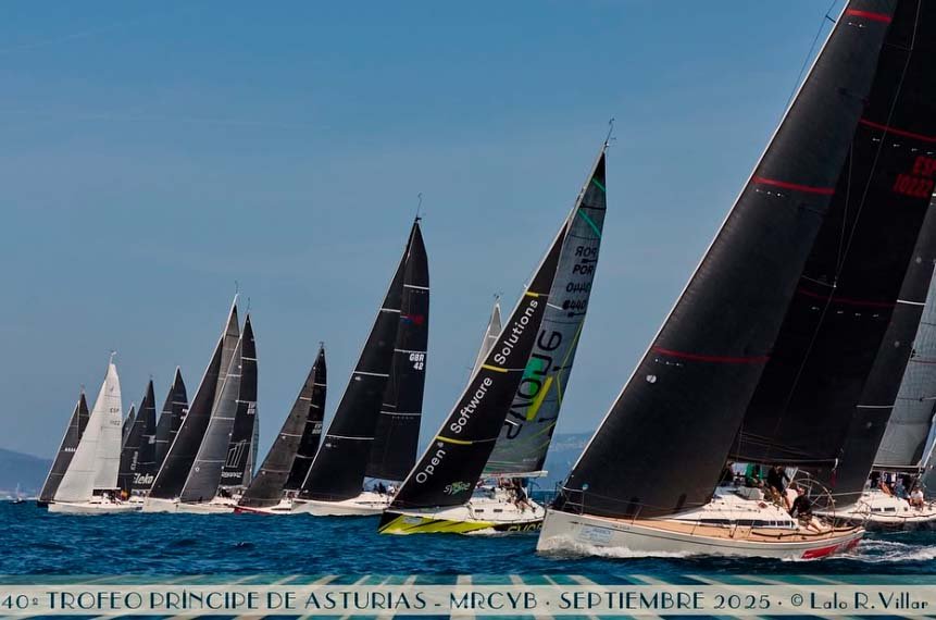 Vários veleiros de alto desempenho na linha de partida, com o barco da Syone no centro da frota