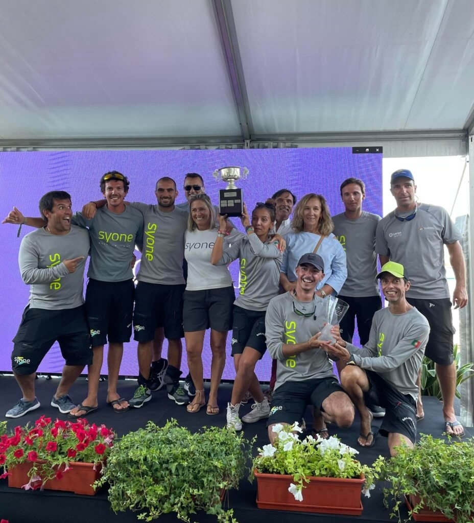 A tripulação unida e satisfeita com a performance, num momento de camaradagem e sucesso em Cascais