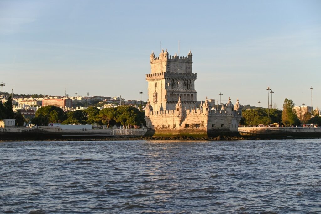 Torre de Belém vista do rio, durante um passeio ao final da tarde
