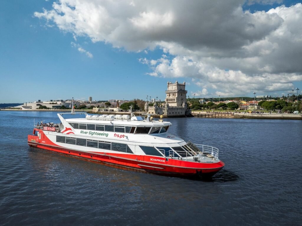 Ce bateau de 130 pieds combine un pont intérieur et un pont extérieur pour offrir plusieurs ambiances.