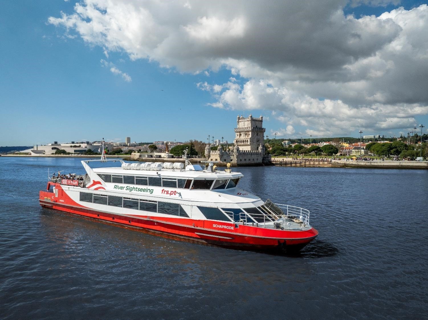 Ce bateau de 130 pieds combine un pont intérieur et un pont extérieur pour offrir plusieurs ambiances.