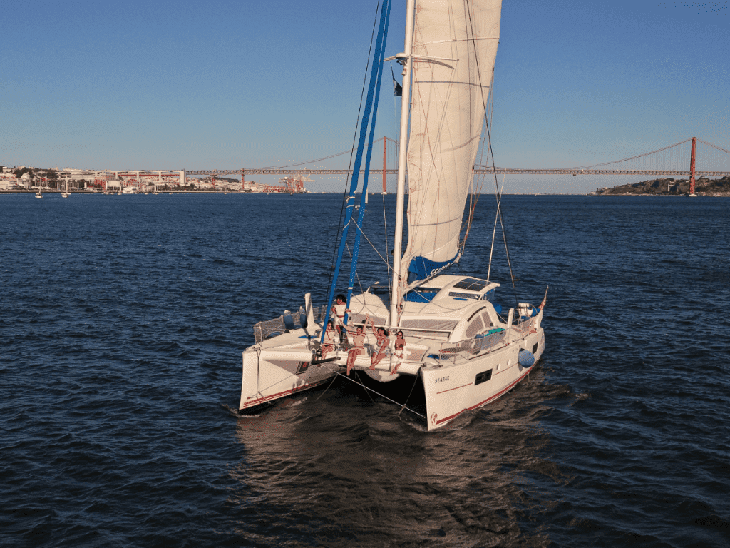 Location de catamaran privé à Lisbonne avec vue sur le pont du 25 Avril