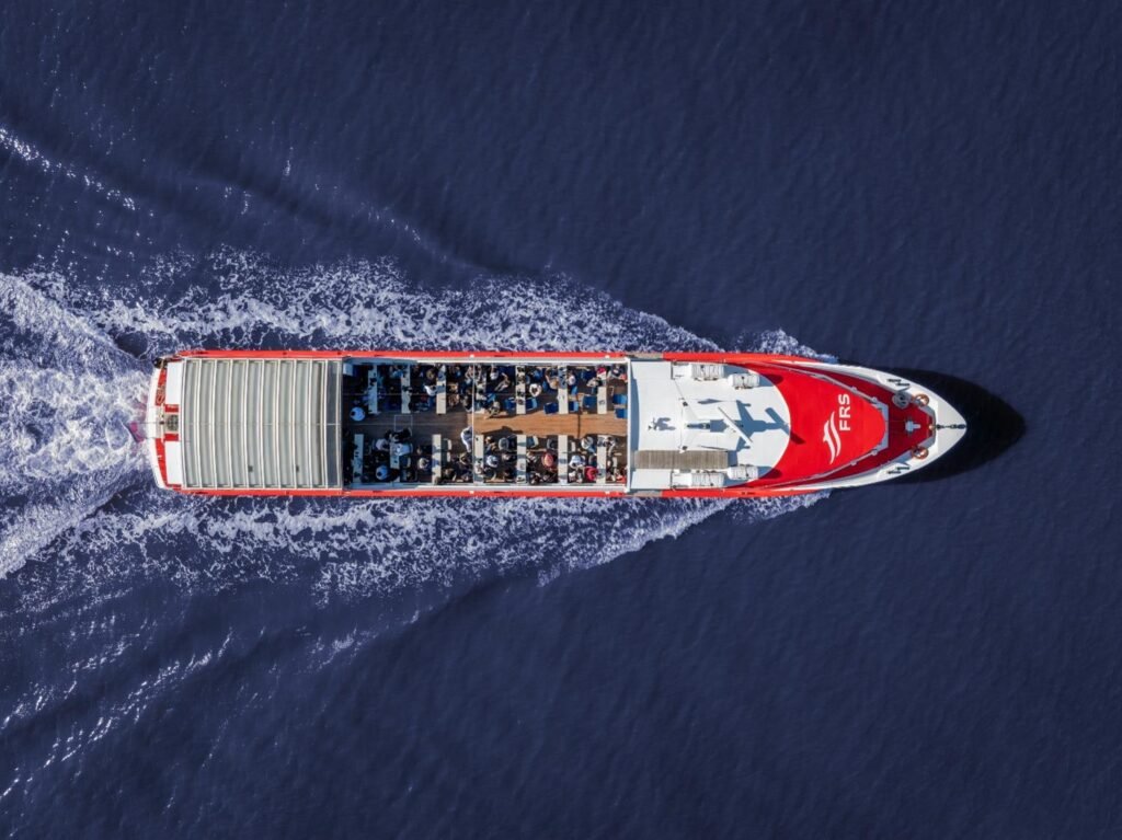 Vista aérea (plano zenital) do Hanseblick em navegação, mostrando as dimensões generosas deste navio com capacidade para 160 pessoas + tripulação