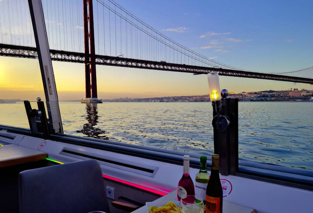 Pormenor de um final de tarde a bordo, com bebidas servidas perante o pôr do sol