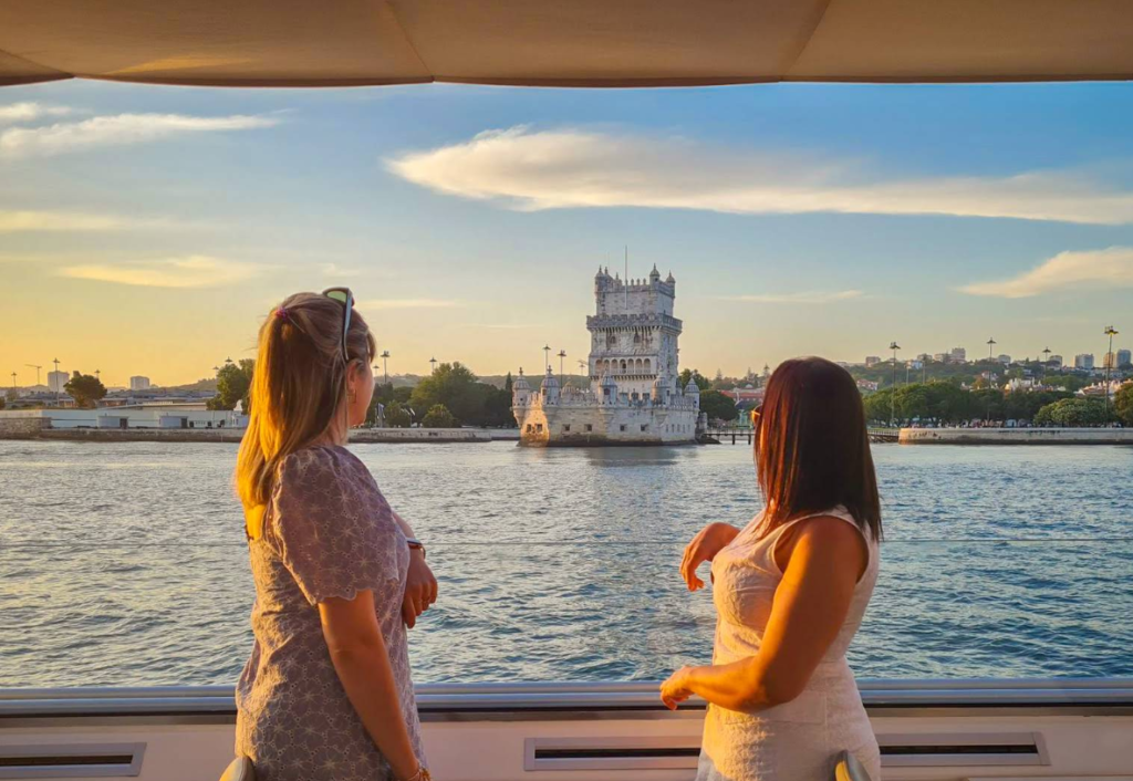 Passageiros a apreciar a vista privilegiada da Torre de Belém diretamente a partir do navio