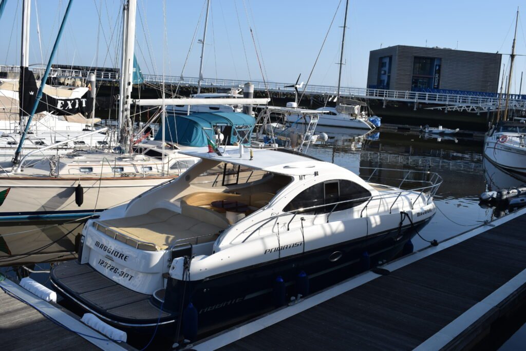 Iate de luxo Maggiore atracado na marina de Lisboa para passeios privados no Rio Tejo.