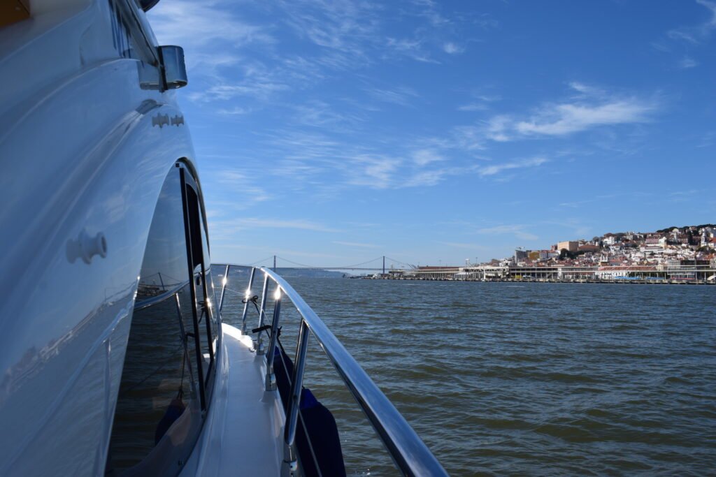 Vista lateral a partir do convés do iate Maggiore navegando no Rio Tejo em Lisboa.