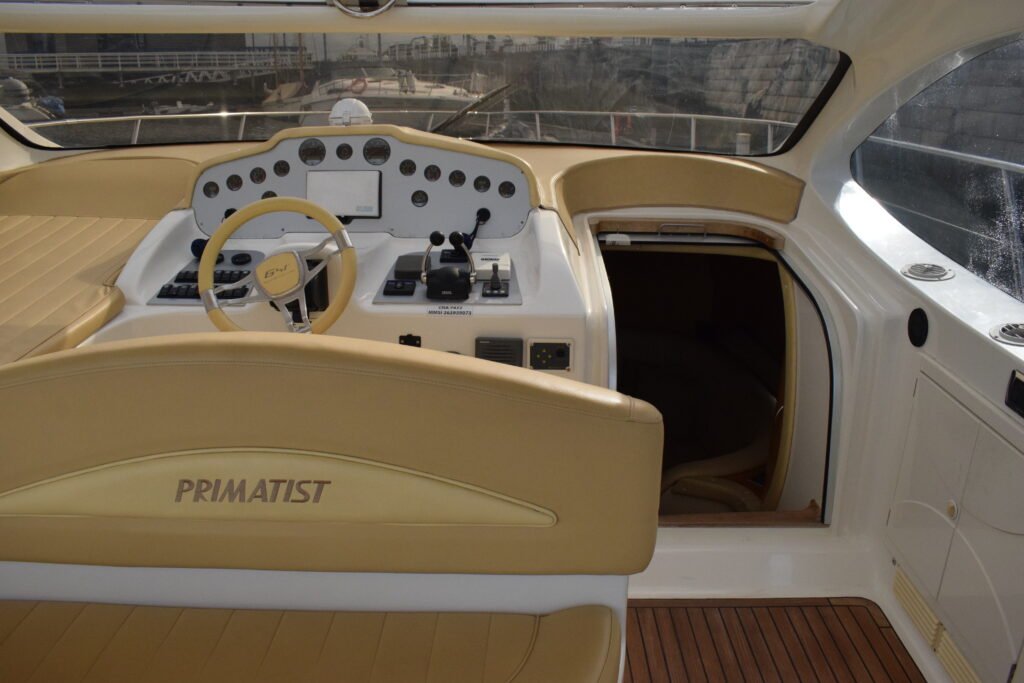 Cockpit e painel de controlo do iate Maggiore Primatist em Lisboa.