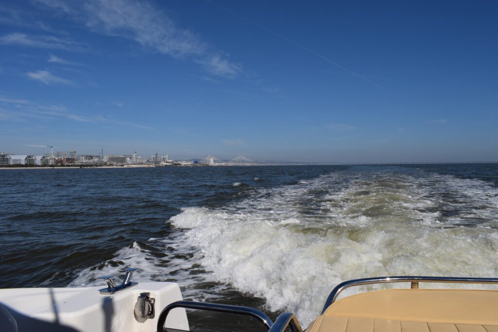 Rasto de água no Rio Tejo deixado pela navegação do iate Maggiore.