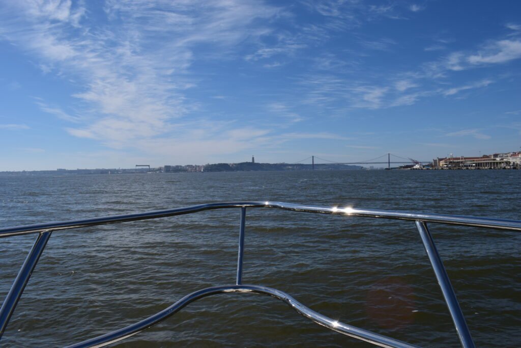 Vista da Ponte 25 de Abril e do Rio Tejo a partir da proa do iate Maggiore.