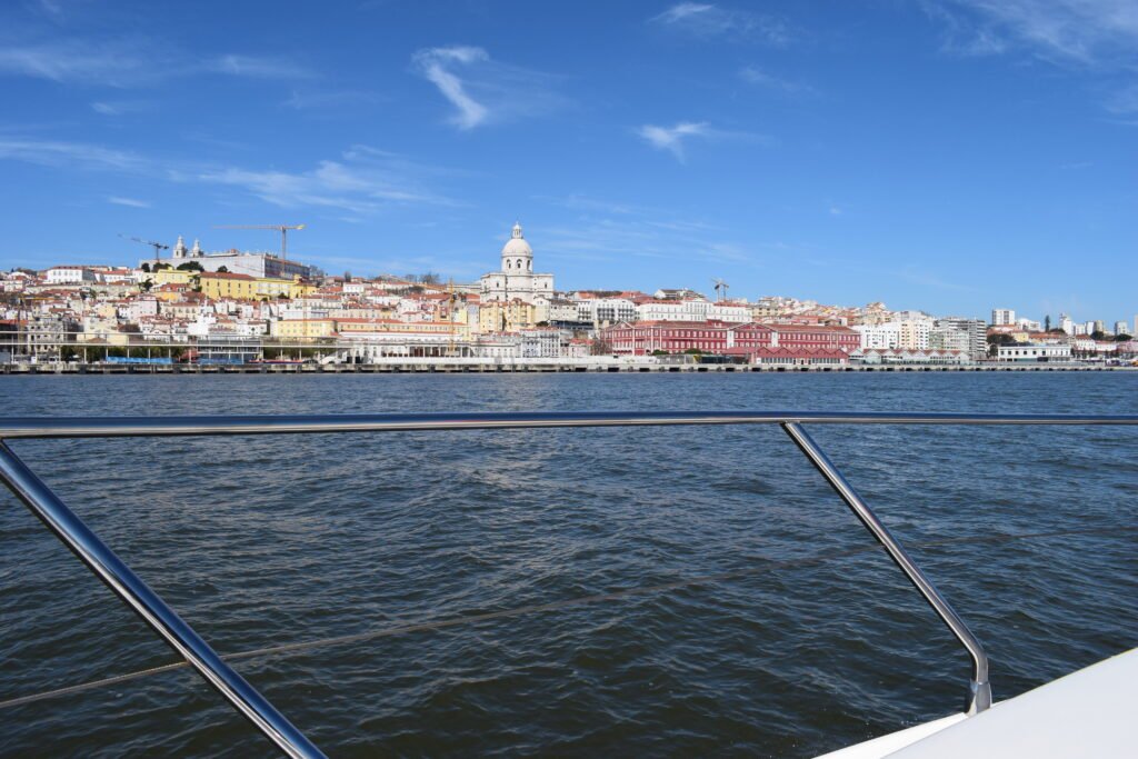 Horizonte de Lisboa e Praça do Comércio vistos de bordo do iate Maggiore no Rio Tejo.